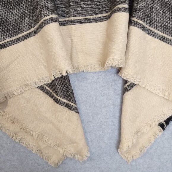 Rue 21 One Size Aztec Cream Gray Poncho Acrylic Frayed Boho Festival NWT Warm - Picture 12 of 12
